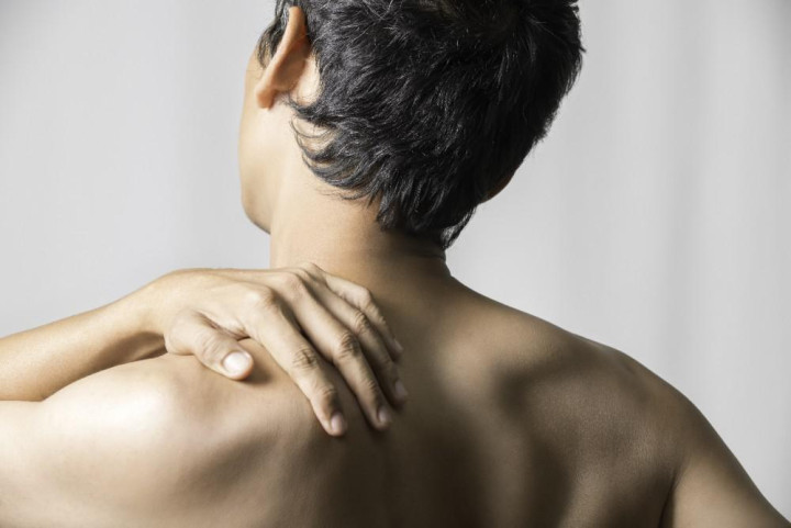 Shoulder Pain Without Injury: 5 Common Causes